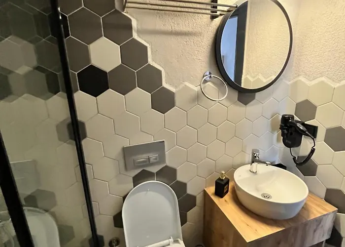 Nueans Kuecuekkoey *